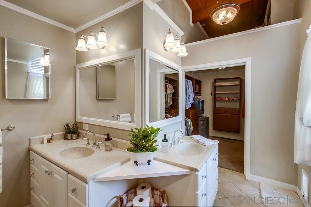 Ensuite bath with dual vanity
